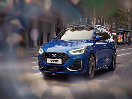 2022 Ford Focus, mavi renk, önden görünüm