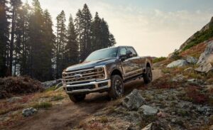 2023 Ford Super Duty önden görünüm