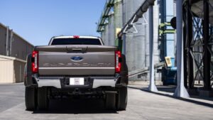 2023 Ford Super Duty arkadan görünüm