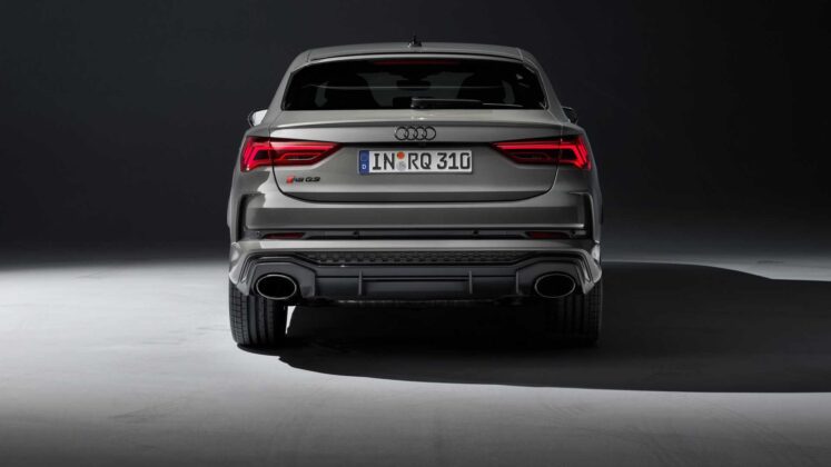 Audi RS Q3 10. Yıl &Ouml;zel Versiyonu arkadan g&ouml;r&uuml;n&uuml;m