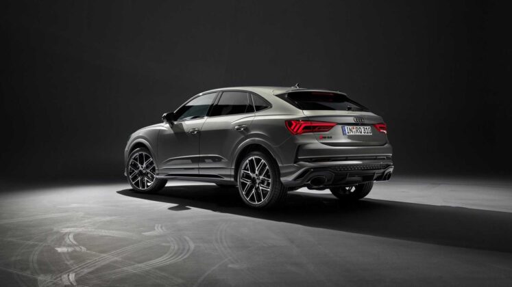 Audi RS Q3 10. Yıl &Ouml;zel Versiyonu arka yandan g&ouml;r&uuml;n&uuml;m