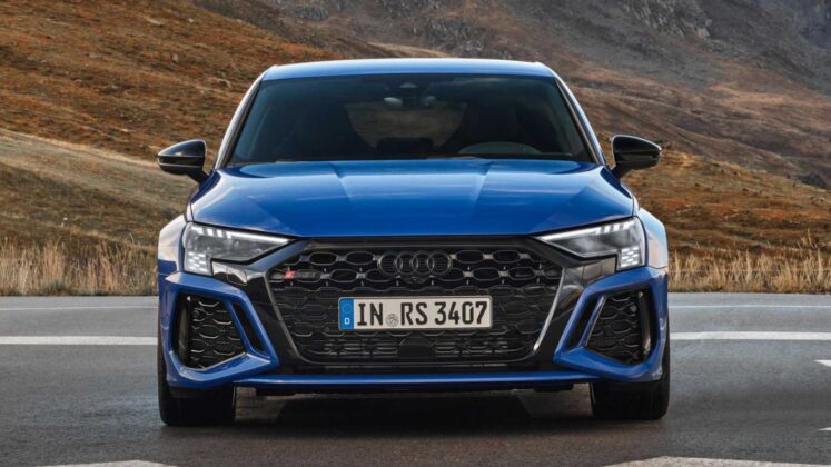 Audi RS3 Performance Edition &ouml;nden g&ouml;r&uuml;n&uuml;m