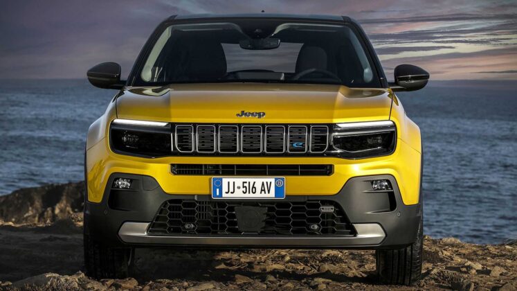 Jeep Avenger sarı renk &ouml;nden g&ouml;r&uuml;n&uuml;m