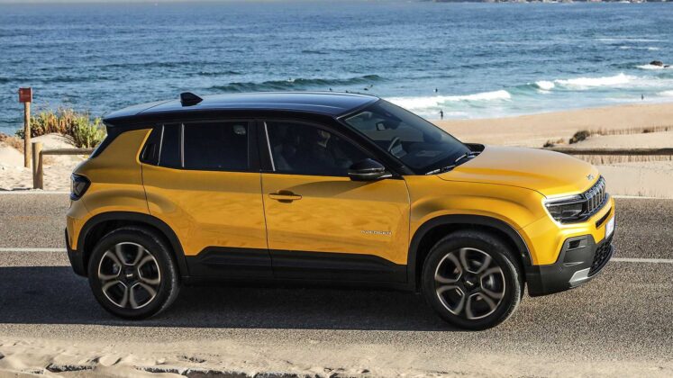 Jeep Avenger sarı renk yandan g&ouml;r&uuml;n&uuml;m
