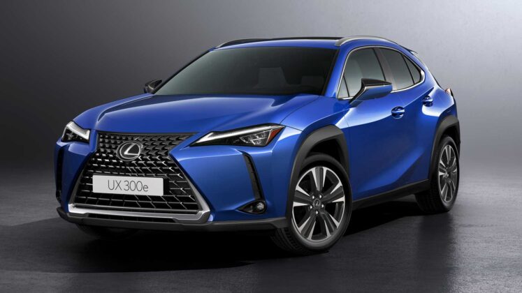 Yeni Lexus UX 300e mavi renk &ouml;nden g&ouml;r&uuml;n&uuml;m