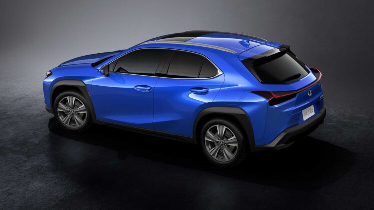 Yeni Lexus UX 300e mavi renk yandan g&ouml;r&uuml;n&uuml;m