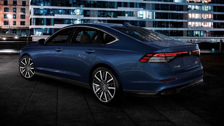 11. nesil Honda Accord mavi renk arkadan g&ouml;r&uuml;n&uuml;m