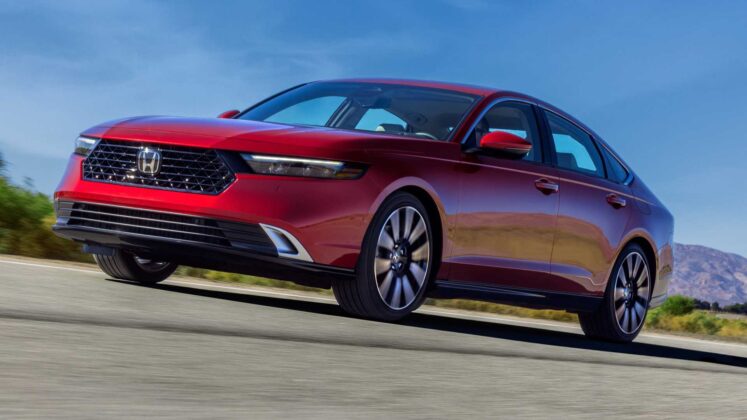11. nesil Honda Accord kırmız renk &ouml;nden g&ouml;r&uuml;n&uuml;m