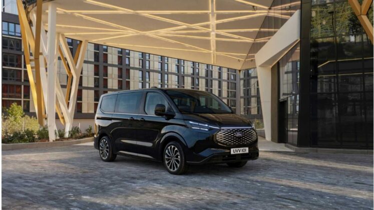 Ford E-Tourneo Custom &ouml;nden g&ouml;r&uuml;n&uuml;m