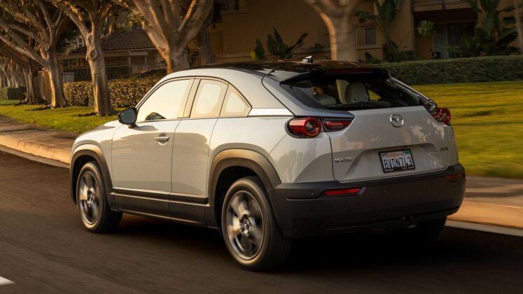 Mazda MX-30 R-EV beyaz renk arkadan g&ouml;r&uuml;n&uuml;m