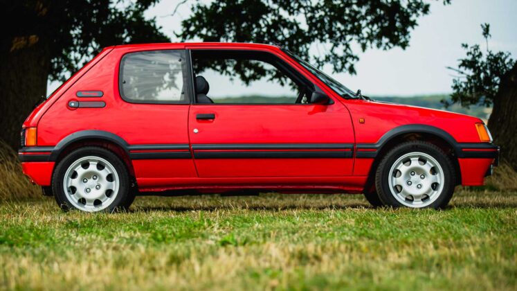 Modifiyeli Peugeot 205 GTI , kırmızı renk yandan g&ouml;r&uuml;n&uuml;m