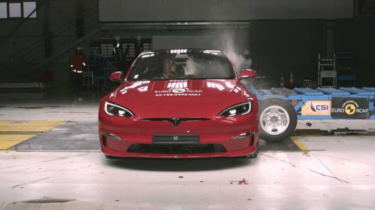 Tesla Model S Euro NCAP yandan &ccedil;arpma testi
