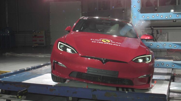 Tesla Model S Euro NCAP yandan &ccedil;arpma testi 2