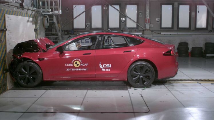 Tesla Model S Euro NCAP &ouml;nden &ccedil;arpma testi