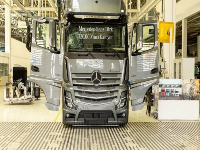 Mercedes-Benz Türk 320 Bininci Kamyonunu Üretti