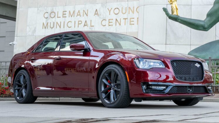 Chrysler sınırlı &uuml;retim 300S &ouml;nden g&ouml;r&uuml;n&uuml;m