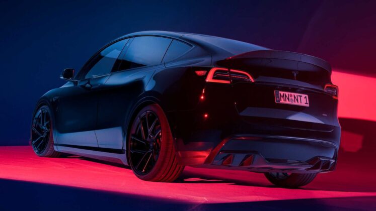 Modifiyeli Tesla Model Y arkadan g&ouml;r&uuml;n&uuml;m