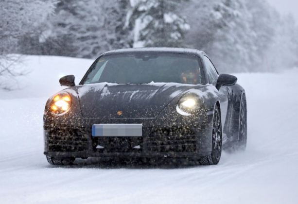 Porsche 911 &ouml;nden g&ouml;r&uuml;n&uuml;m