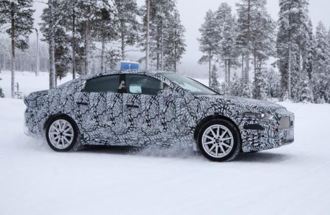 Yeni Mercedes-Benz EQA Sedan yandan g&ouml;r&uuml;n&uuml;m