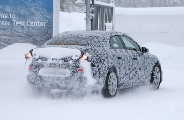 Yeni Mercedes-Benz EQA Sedan arkadan g&ouml;r&uuml;n&uuml;m